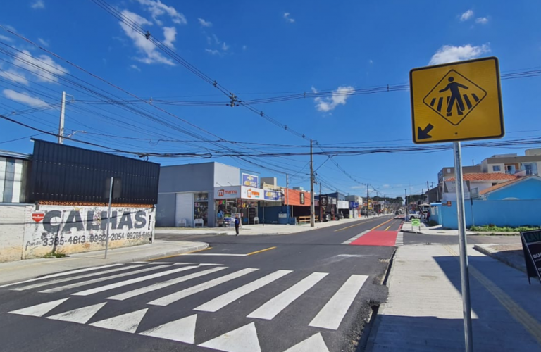 Rua Almirante Alexandrino recebe melhorias com novas calçadas, sinalização e recape asfáltico