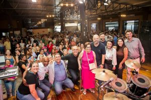 Baile do Dia das Mães reúne mil idosos em tarde de música e alegria na Colônia Mergulhão