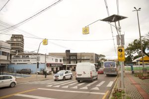 Semáforo inteligente para pedestres começa a funcionar em São José dos Pinhais