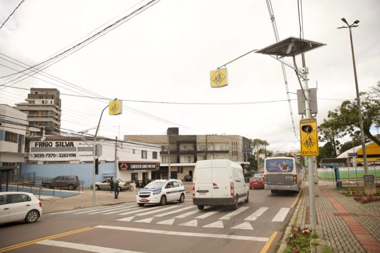 Semáforo inteligente para pedestres começa a funcionar em São José dos Pinhais
