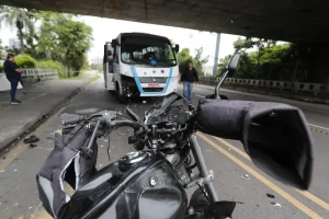 Grupo vulnerável Desde janeiro, Curitiba registrou 14 mortes e mais de 2 mil acidentes com motos   30/05/2025 - 15:44