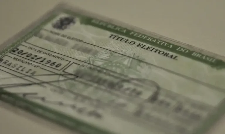 Mais de 350 mil eleitores do PR precisam regularizar Título; prazo está acabando
