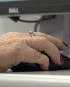 Idosos enfrentam dificuldades com serviços digitais do INSS; especialistas defendem modelo híbrido de atendimento