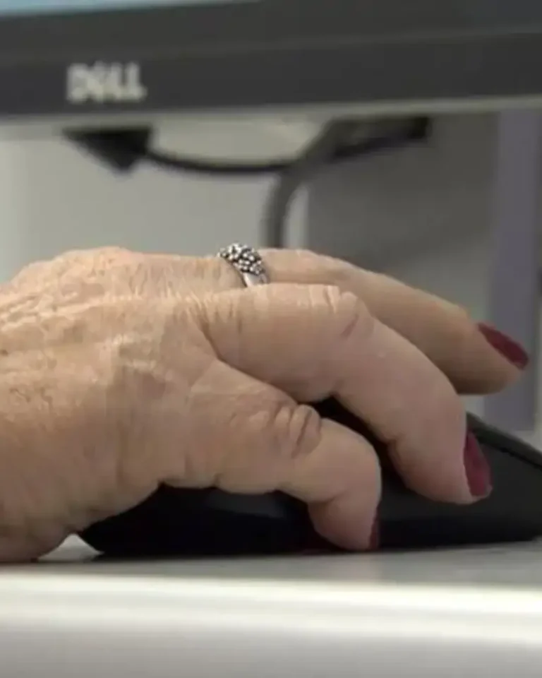 Idosos enfrentam dificuldades com serviços digitais do INSS; especialistas defendem modelo híbrido de atendimento