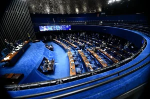 Parecer na CCJ do Senado propõe fim da reeleição a partir de 2028 e mandato de 5 anos