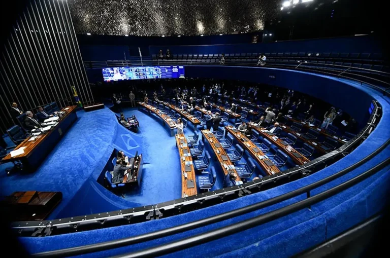 Parecer na CCJ do Senado propõe fim da reeleição a partir de 2028 e mandato de 5 anos