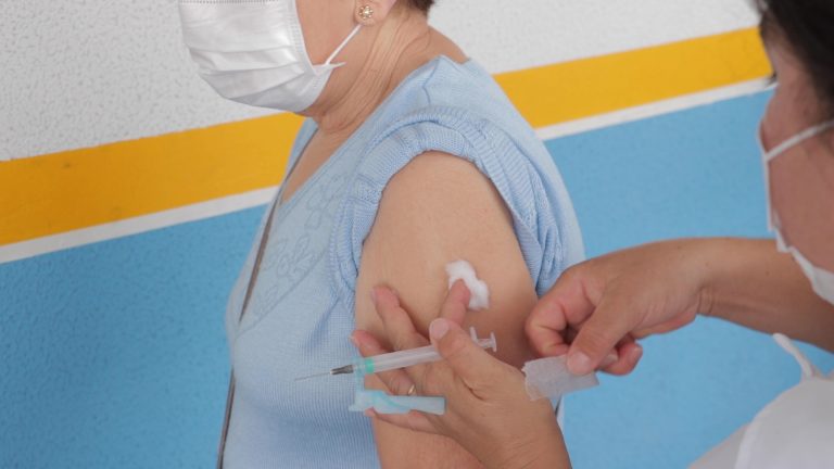 Prefeitura de São José dos Pinhais realiza ação de vacinação contra gripe no centro da cidade neste sábado (31)