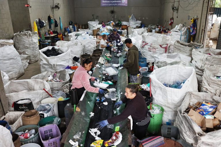Conheça a história da Associação em Curitiba que recicla 200 mil garrafas PET por mês