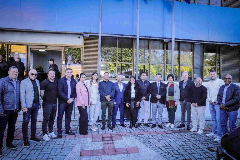 Câmara Municipal realiza 35ª Sessão Ordinária e inaugura mastros com hasteamento dos pavilhões Nacional, Estadual e Municipal