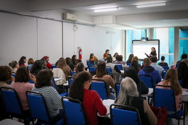 Formação sobre Plano de Ensino Individual reúne profissionais da educação em São José dos Pinhais