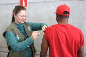 Mais de 900 pessoas foram imunizadas contra a gripe no último sábado (21)