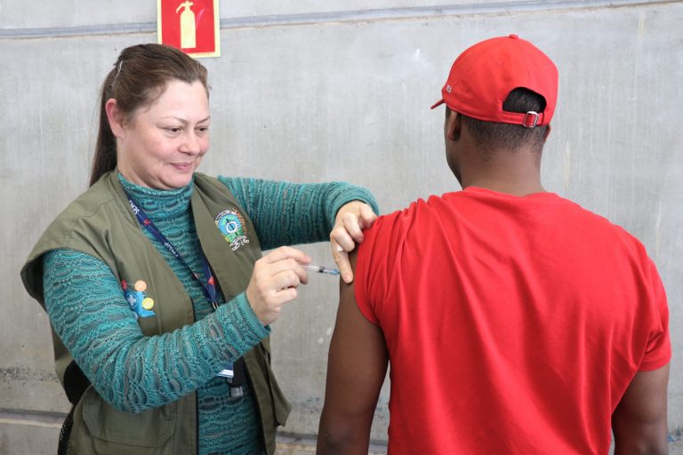 Mais de 900 pessoas foram imunizadas contra a gripe no último sábado (21)