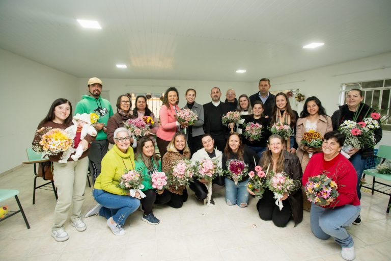 Primeira turma do curso de arte floral promove capacitação no bairro Contenda, em São José dos Pinhais