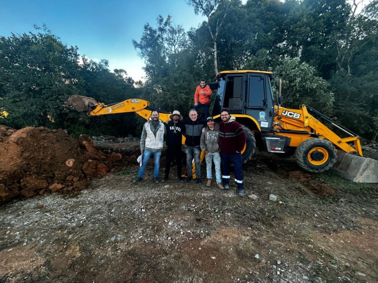 Agentes da Defesa Civil de São José dos Pinhais participam de curso de operação de retroescavadeira