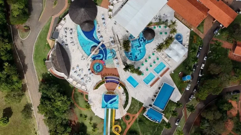 Destino no Paraná tem 12 piscinas de águas termais para relaxar