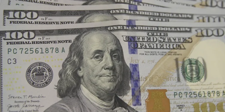 Dólar cai para R$ 5,49 com derrubada de alta do IOF e inflação menor