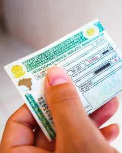 Lula sanciona lei que cria CNH gratuita para pessoas de baixa renda e moderniza transferência de veículos