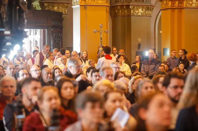 Catolicismo ainda domina Curitiba, mas outras religiões ganham mais fiéis