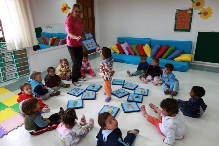 Vagas e vale-creche de R$ 1 mil: saiba como pedir atendimento em Curitiba