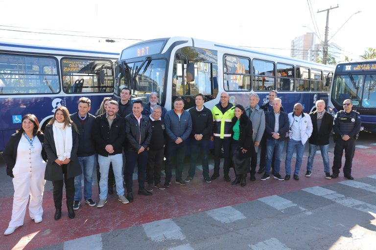 Vereadores participam da entrega de 13 novos ônibus para São José dos Pinhais