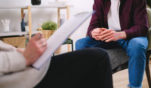 imagem de duas pessoas sentadas conversando para ilustrar o falso psic&oacute;logo