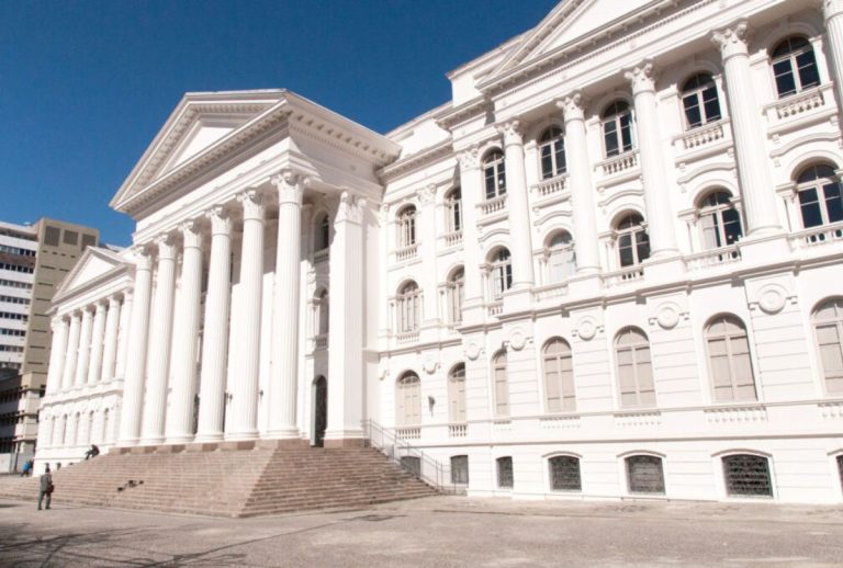 UFPR abre concurso com salários de até R$ 6,1 mil: veja edital