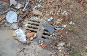 Ação de limpeza em bocas de lobo e bueiros reforça prevenção contra alagamentos em São José dos Pinhais