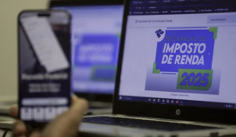 Celular e computadores com arte sobre o Imposto de Renda; terceiro lote de restituição abre nesta quinta