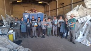 São José dos Pinhas entrega uniformes e EPIs às associações de catadores de recicláveis
