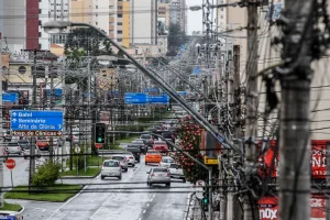 Enterramento dos cabos   Curitiba estuda projeto para substituir fiação elétrica aérea por rede subterrânea   09/07/2025 - 19:13