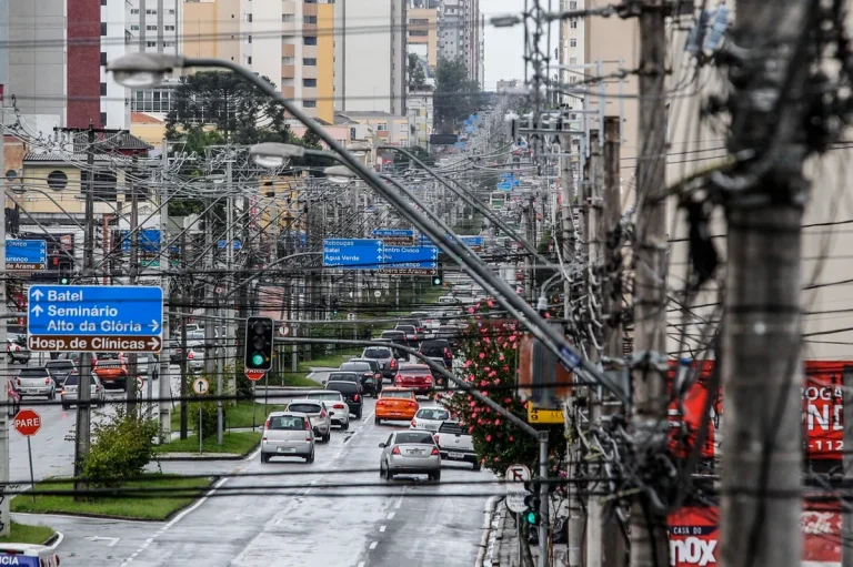 Enterramento dos cabos   Curitiba estuda projeto para substituir fiação elétrica aérea por rede subterrânea   09/07/2025 - 19:13