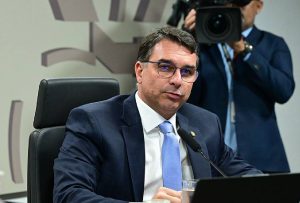 Flávio Bolsonaro quer impeachment de Alexandre de Moraes