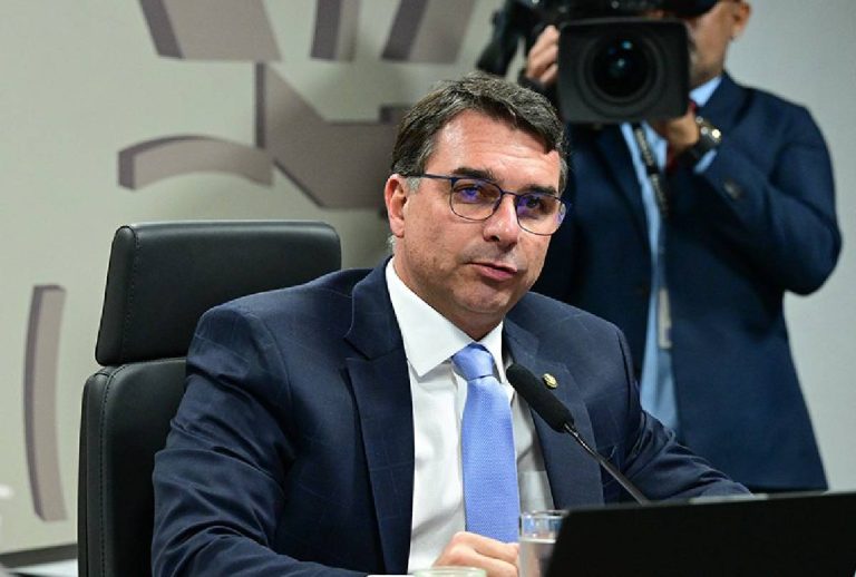 Flávio Bolsonaro quer impeachment de Alexandre de Moraes