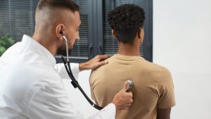 Oruam chega "abatido" na delegacia e pede desculpas após prisão