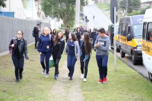Volta às aulas na rede pública do Paraná: veja calendário e entrega gratuita de uniformes