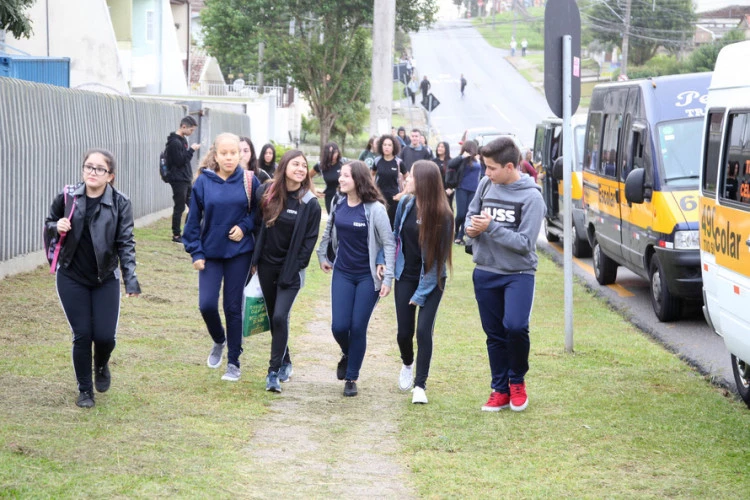 Volta às aulas na rede pública do Paraná: veja calendário e entrega gratuita de uniformes