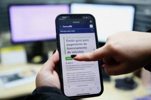 Certificado de licenciamento de veículos é emitido em até 15 minutos no Paraná. Vencimentos começam dia 15 de agosto