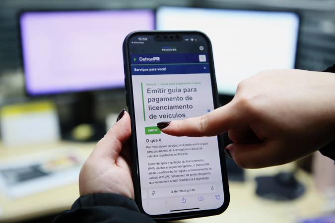 Certificado de licenciamento de veículos é emitido em até 15 minutos no Paraná. Vencimentos começam dia 15 de agosto