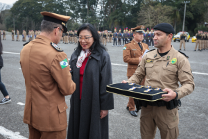 Autoridades do Estado recebem honrarias da Polícia Militar do Paraná