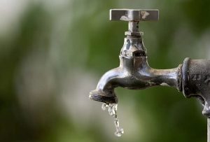 Falta de água atinge 15 bairros da Grande Curitiba: veja quais