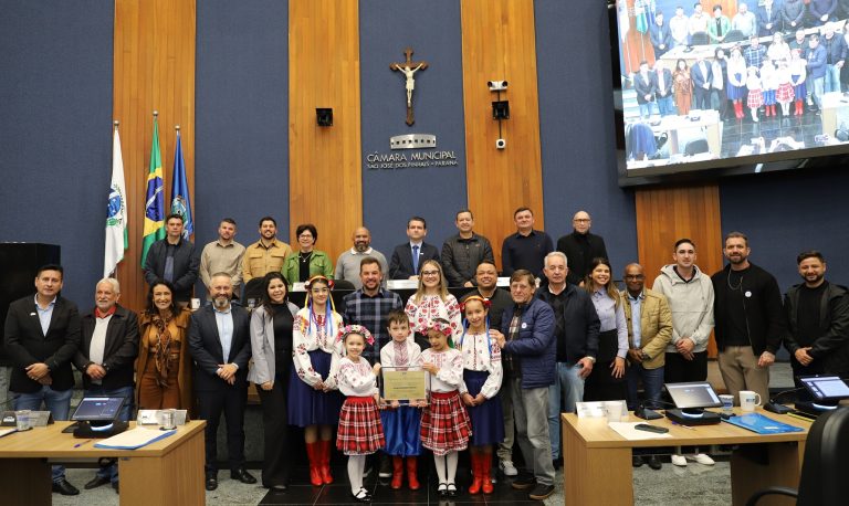 Vereadores homenageiam atletas do município e grupo folclórico ucraniano
