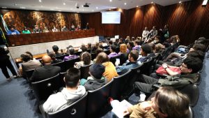 Professores e estudantes debatem falta de regramento e uso da IA nas salas de aula do Paraná