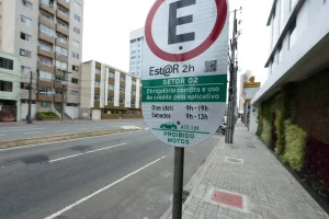 Pode estacionar?   EstaR caiu em Curitiba? Usuários relatam erro ao utilizar plataforma; E a multa?   11/08/2025 - 11:37