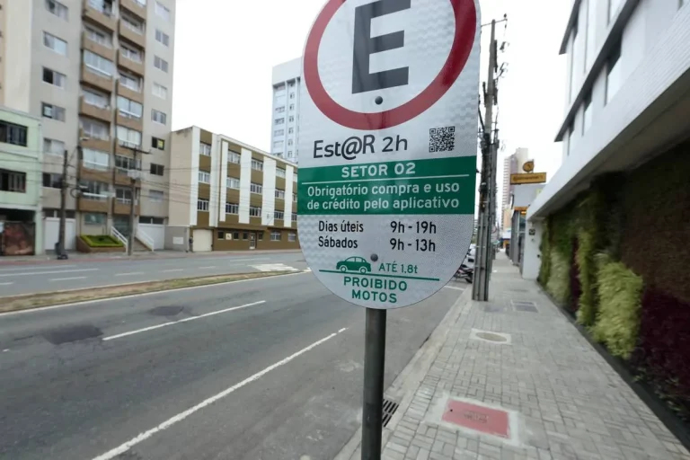 Pode estacionar?   EstaR caiu em Curitiba? Usuários relatam erro ao utilizar plataforma; E a multa?   11/08/2025 - 11:37