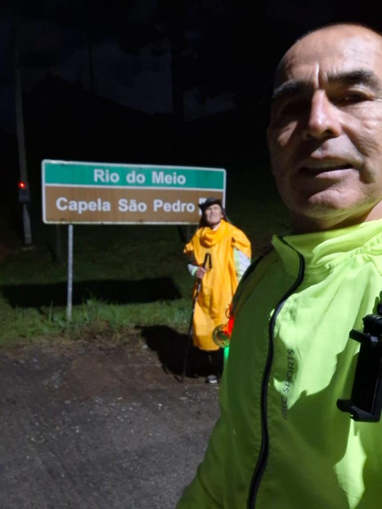 Irmãos de 66 e 81 anos fazem caminhada noturna e descem a pé a Estrada da Graciosa