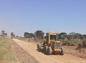 Rua do Moranguinho e marginal da BR-116 recebem serviços de patrolamento no Rio Pequeno