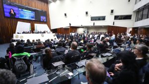 Audiência pública e caminhada reúnem centenas de participantes na luta contra ação que afeta escolas especializadas do Paraná