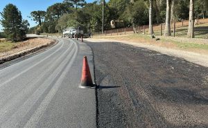 Melhorias viárias na Rua Durval Moletta, no Agaraú, entram na fase final de pavimentação
