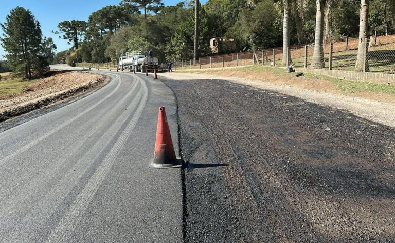Melhorias viárias na Rua Durval Moletta, no Agaraú, entram na fase final de pavimentação
