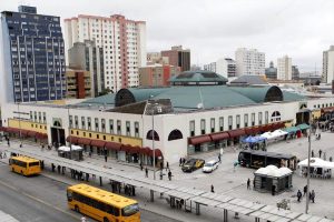 Praça central de Curitiba se transforma no quinto maior terminal da cidade nesta quinta; veja qual